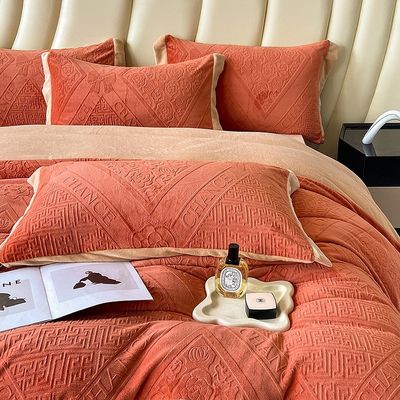 100% Polyester Fabric Winter Bedding Set Design with Luxury Bed and King Size Comforter