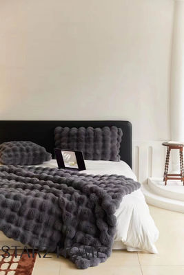Autumn Winter Checkered 100% Polyester Warm Fabric Throw Blanket for All-Season Customized