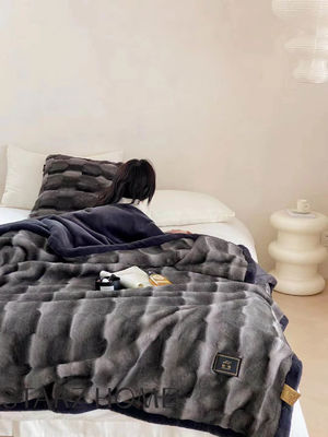 Autumn Winter Checkered 100% Polyester Warm Fabric Throw Blanket for All-Season Customized