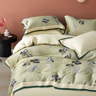 Customized Color 4 Pcs Luxury Polyester Flat Fabric Soft Hotel Design Bedding Set for King Bed