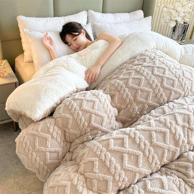 100% Polyester Thickened Warm Taffeta Winter Quilt with Lamb Velvet and Printed Pattern