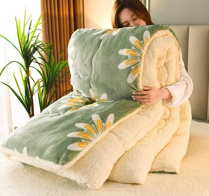 Polyester Filling Winter Quilt Thickened Warm Lamb Fleece Quilt for Soft and Cozy Sleep