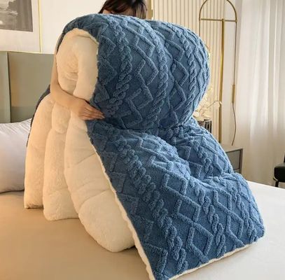 Customized Color Thickened Warm Lamb Fleece Quilt for Sustainable Chemical Fiber Quilt
