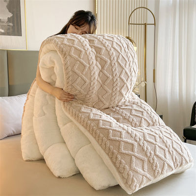 Customized Color Thickened Warm Lamb Fleece Quilt for Sustainable Chemical Fiber Quilt