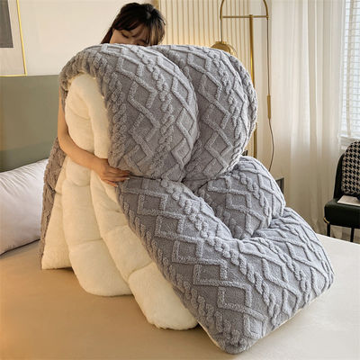 Customized Color Thickened Warm Lamb Fleece Quilt for Sustainable Chemical Fiber Quilt