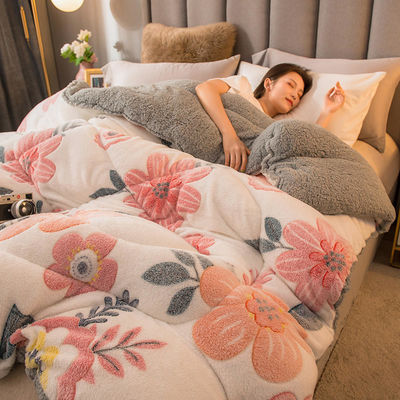 Customized Color Soft Chemical Fiber Quilt for Thickened Warm Lamb Fleece Bedding Set