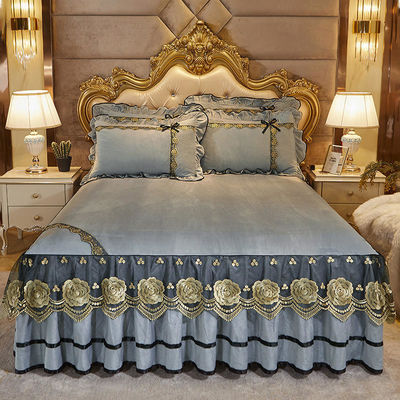 Luxury Embroidery Label Comfortable Wedding Quilt Bedding Set with Cotton Filling