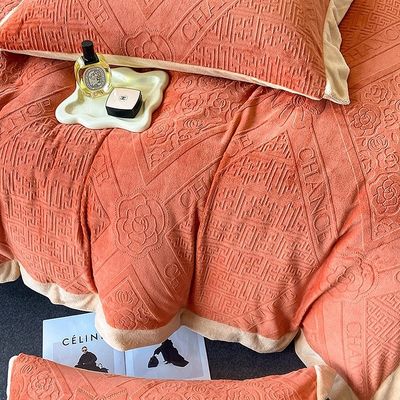 100% Polyester Fabric Winter Bedding Set Design with Luxury Bed and King Size Comforter